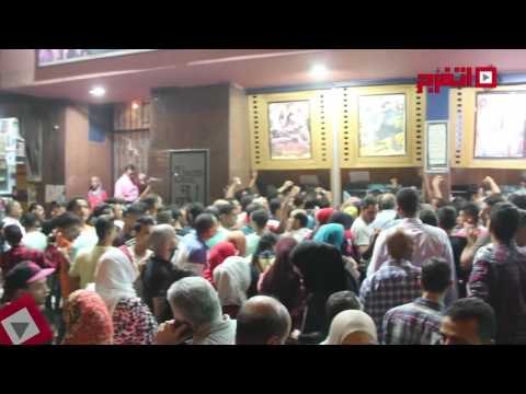 اتفرج| ازدحام وتدافع أمام دور السينما بوسط البلد