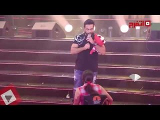 اتفرج| تامر حسني يستقبل بطلة العالم في السباحة للاحتياجات الخاصة بحفله الاخير