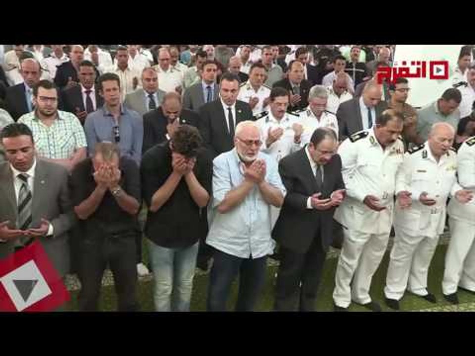 اتفرج|وزير الداخلية يتقدّم مُشيّعي جنازة الشهيد النقيب/ محمد صفوت