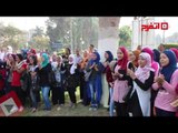 اتفرج | «رقص وغناء وسيلفي» علي أنغام المزمار بجامعة عين شمس