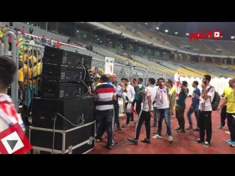 اتفرج | جماهير الزمالك تقتحم ملعب برج العرب وتحيي جماهير صن داونز