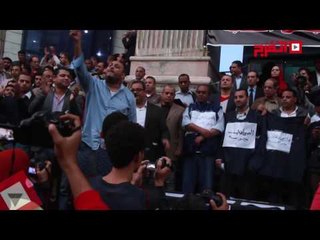 اتفرج| الصحفيون يثورون لحرية الصحافة علي سلم النقابة