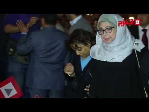 اتفرج| نجوم الفن في عزاء الراحل محمود عبد العزيز