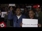اتفرج| «الصحفيين» يثورون أمام مقر النقابة بعد حبس النقيب