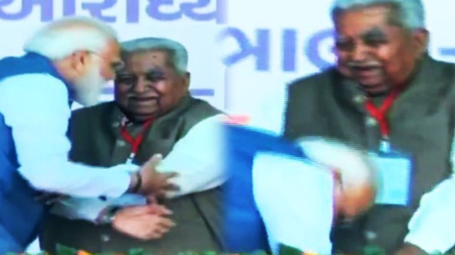 PM Modi ने Gujarat दौरे में मंच पर क्यों छूए Keshubhai Patel के पैर, WATCH VIDEO | वनइंडिया हिंदी