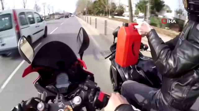 Maltepe sahil yolunda motosikletli maganda seyir halinde deposuna benzin doldurdu