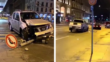 Un automobiliste ivre rouler avec un panneau coincé sous son pick-up