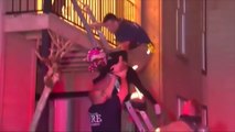 Des pompiers jettent des enfants dans un appartement en feu
