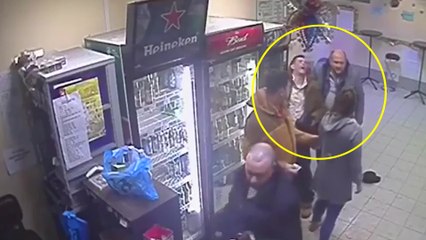 Une caissière explose un homme qui agresse son pote sans raison