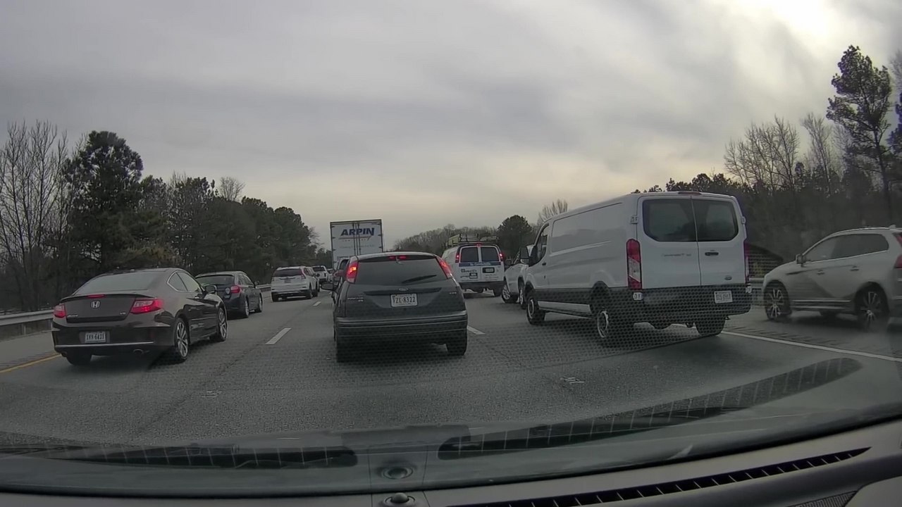 Instant karma pour des idiots qui tentent de passer des bouchons en roulant sur la bande d'arrêt d'urgence