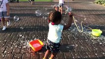 鎌田グレース節子　Girl Playing With Bubbles