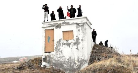 Telefonları Çekmeyen Köylüler, Görüşme Yapabilmek İçin Her Gün Köyün En Yüksek Tepesine Çıkıyor