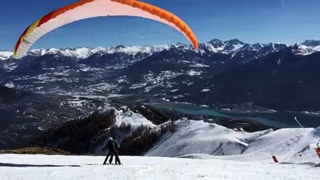 Hautes-Alpes : décollage spectaculaire du parapente à ski