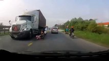 Vietnam  une maman et son bébé en scooter manquent de se faire écraser par un camion