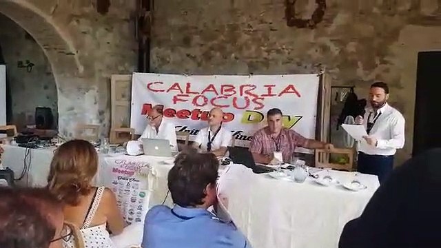 Parla e condividi pensieri sulla politica europea italiana