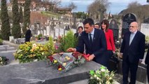 El Presidente del Gobierno, Pedro Sánchez deposita un ramo de flores en la tumba de Clara Campoamor