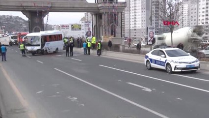 Ankara Ankara'da Midibüs Devrildi 1 Yaralı