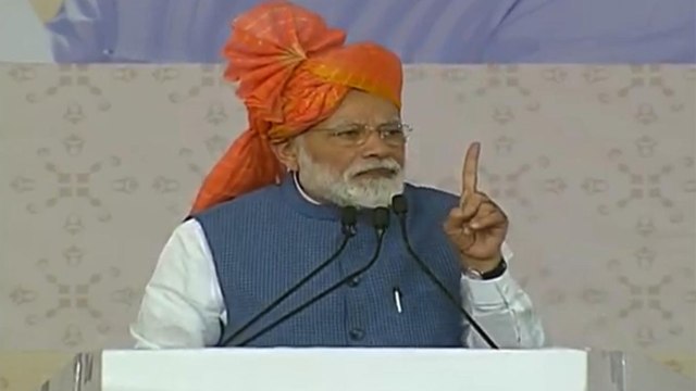 PM Modi launches Pradhan Mantri Shram Yogi Mandhan Yojana from Gujarat | Oneindia News