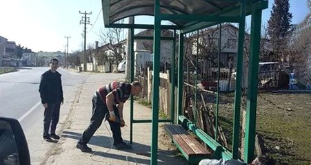 Muhtar Adaylarının Fotoğraflı Durak Kavgası Sosyal Medyada İlgi Odağı Oldu
