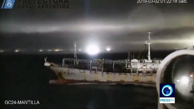 Un navire de l'armée argentine tire sur un bateau de pêche chinois