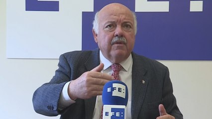 El consejero andaluz subraya que la sanidad privada absorbe siempre las listas de espera