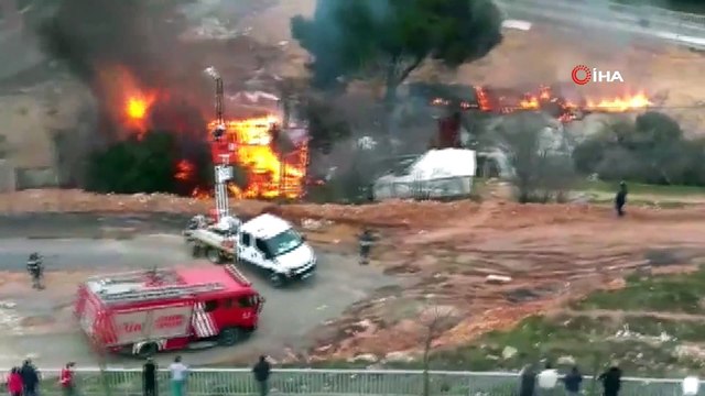 Pendik’te iki gecekondunun alev alev yanma anları kameraya yansıdı