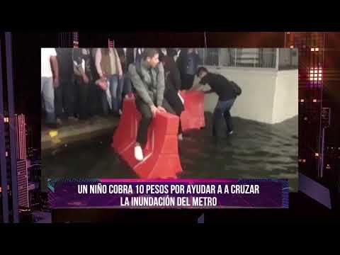 Un niño cobra 10 Pesos para ayudar a cruzar la inundación del metro