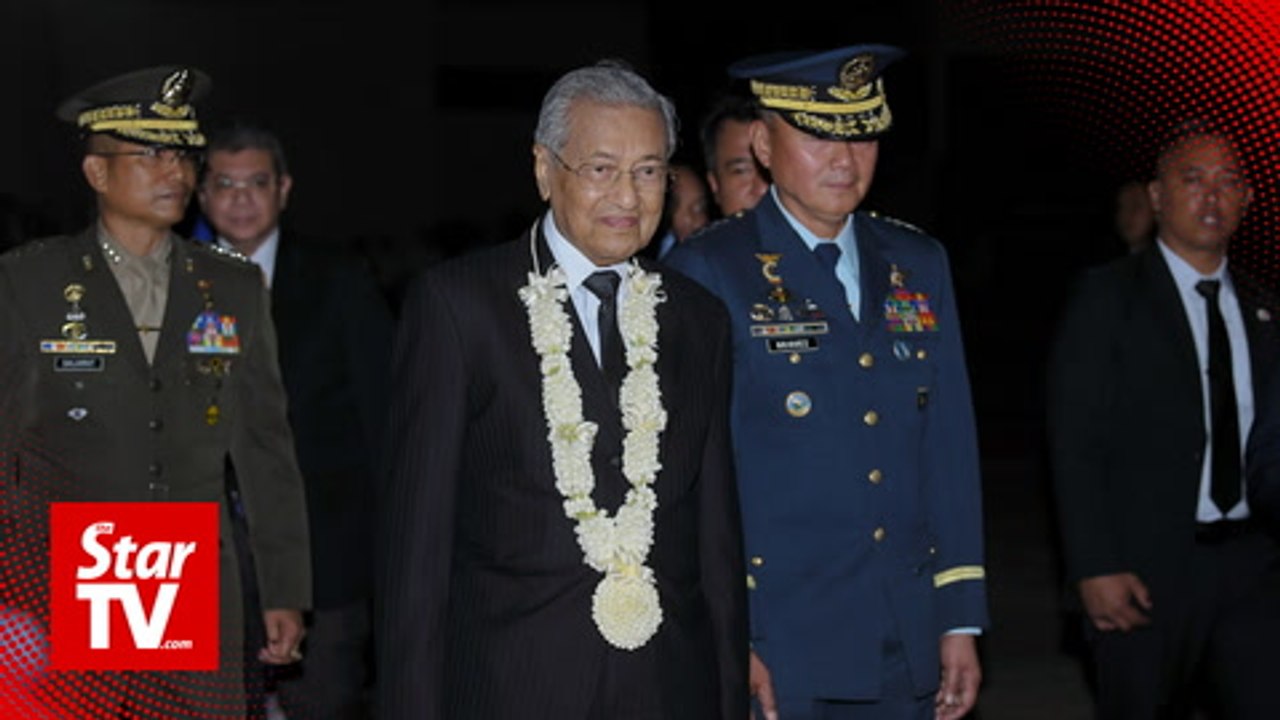 Tun M arrives in Manila for an official visit