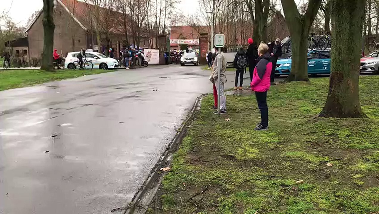 Une voiture freine brusquement au départ d'une course cycliste et provoque des chutes