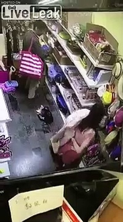 Elle pisse dans le supermarché, son père dit rien ! Aucune honte en public !