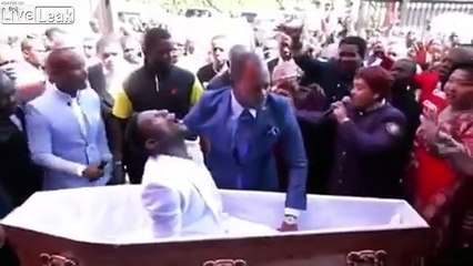 Ce prédicateur ramène à la vie un mort en public.. Miracle ?