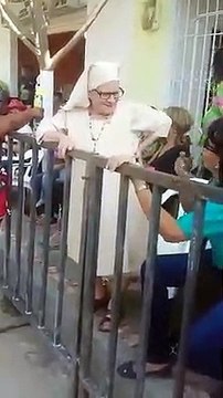 Cette bonne soeur cache une surprise sous sa robe