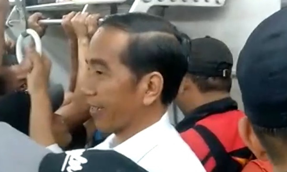Pulang ke Istana Bogor, Jokowi Naik KRL