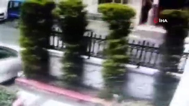 Fren yerine gaza basan kadın sürücü yolun karşısındaki eve böyle daldı