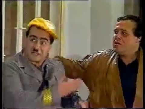 سيد الكوميديا سيد زيان يتقمص على المسرح دور عامل مصلحة التليفونات ببراعة فائقة