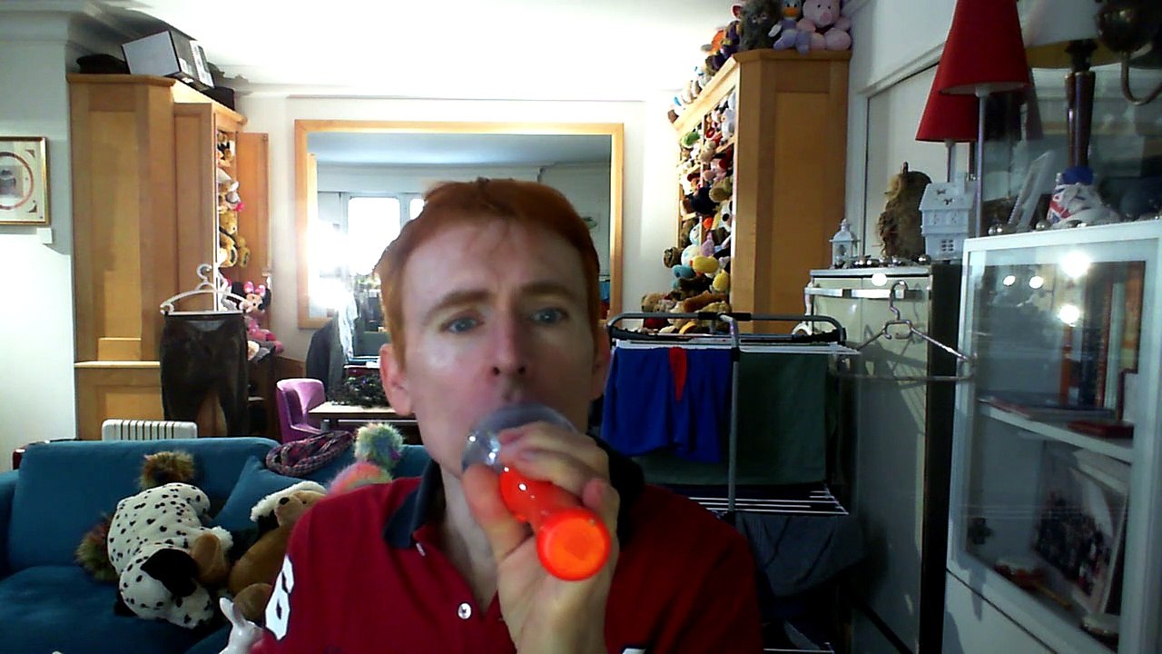 Wiwi égratigne "le crieur de journaux" de Marcel Amont