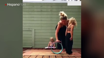 Vea los difíciles ejercicios que una madre practica con sus dos pequeños