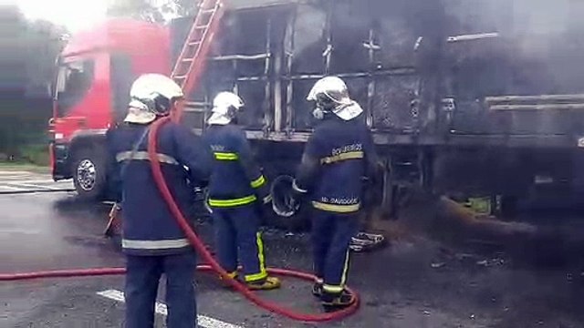 Incêndio em caminhão deixa rodovia BR-277 interditada