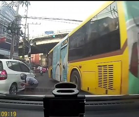 Ce motard de Bangkok est très chanceux et va éviter le pire