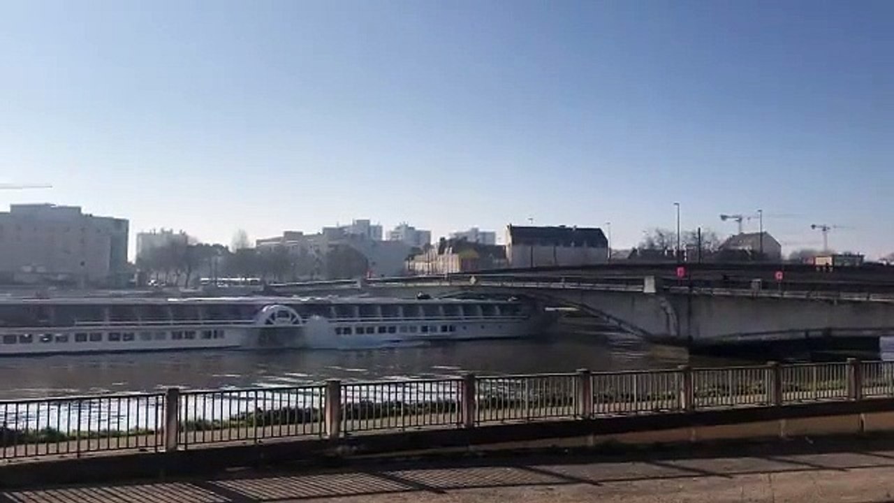 La péniche Loire Princesse tente de passer sous le Pont Général Audibert (Nantes)