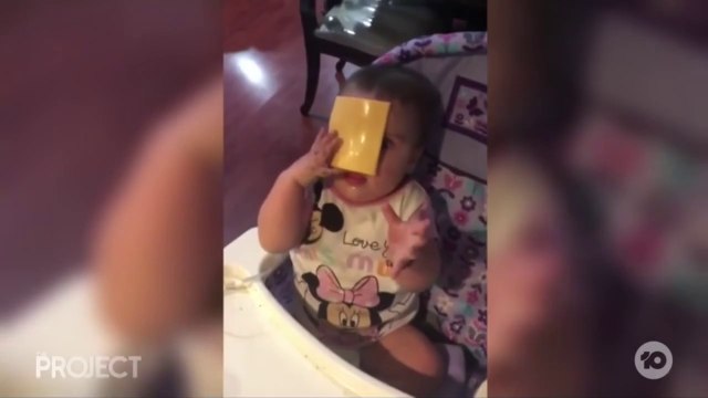 Lancer des tranches de fromage sur son bébé : nouveau challenge hilarant - Cheese Challenge