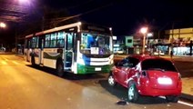 Mais uma conversão proibida na Av. Brasil gera colisão entre carro e ônibus