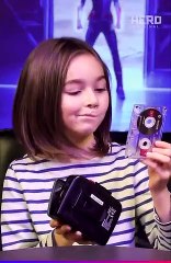 Des enfants d'aujourd'hui découvrent les objets de la génération 80/90