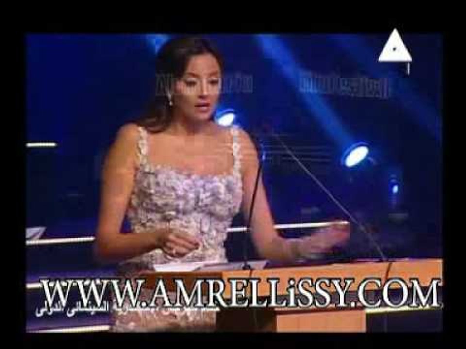 د عمرو الليثي يسلم جائزة مسابقة ممدوح الليثي لكتابة السيناريو في ختام مهرجان الاسكندرية