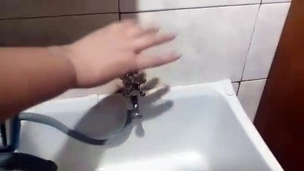 Com apenas ar passando pela tubulação, moradora reclama da Sanepar