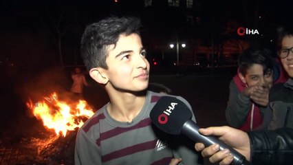 Konya'da “Şivlilik” geleneğini sürdüren gençler ateşin üstünden atladı