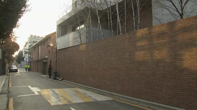 MB, 보석 석방 뒤 첫날 밤...자택 앞 '한산' / YTN
