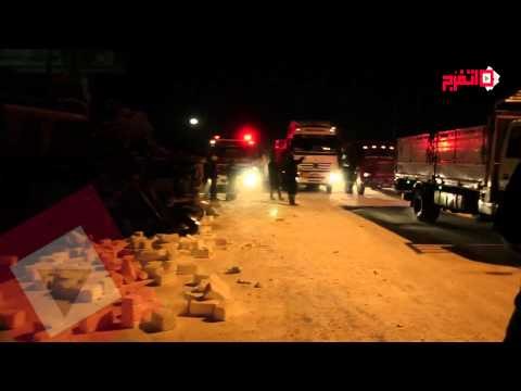 اتفرج | انقلاب سيارة محملة بالطوب أعلى «الدائري»