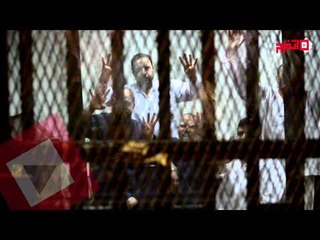 قيادات الإخوان يلوحون بعلامات رابعه بعد الحكم في أحداث الأتحادية