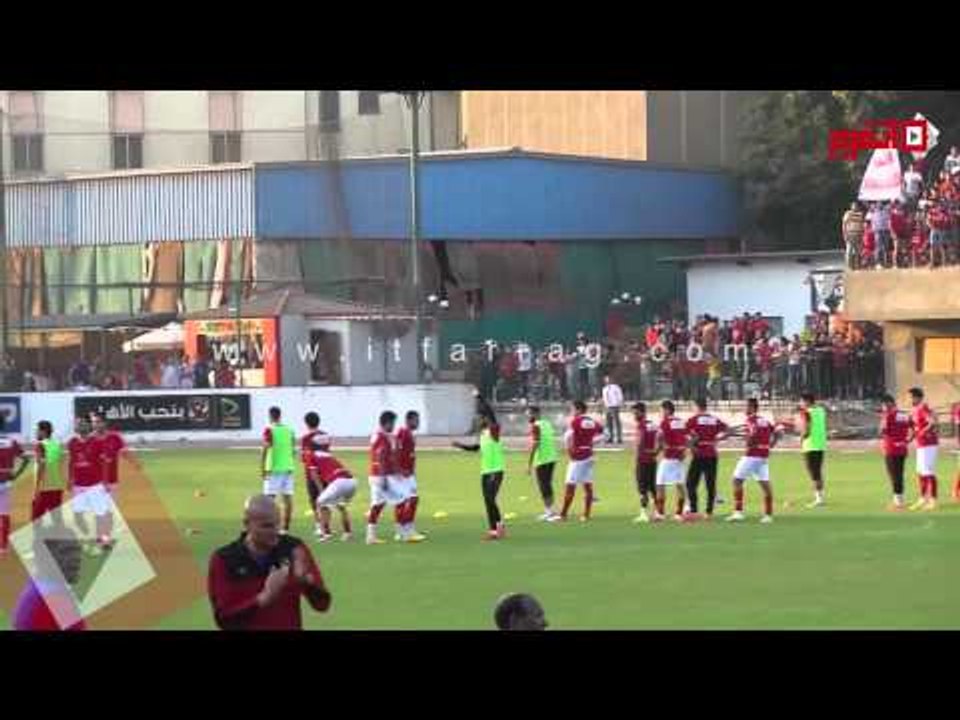 اتفرج| أولتراس اهلاوي يحتفل بمؤمن زكريا في مدرجات التتش